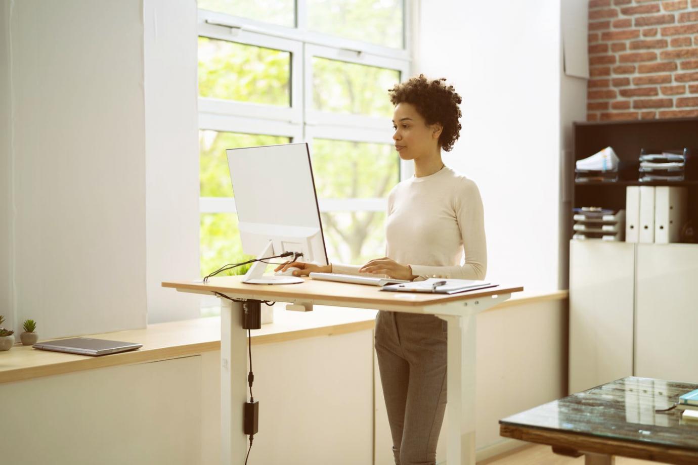 Spazio di lavoro professionale con documenti finanziari